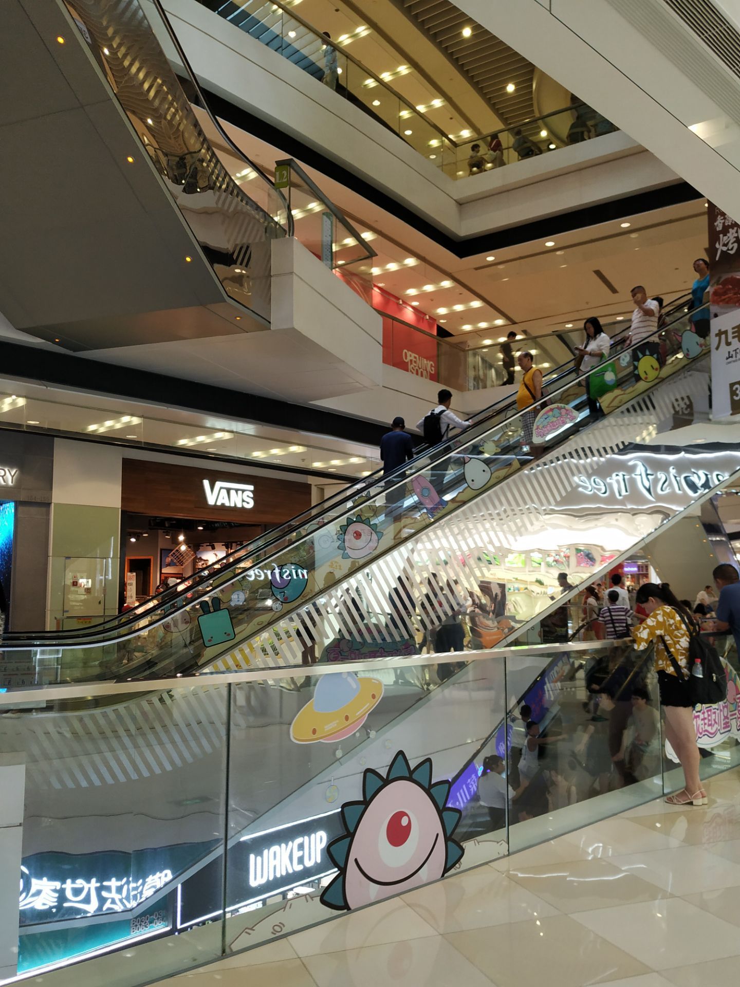 西城都荟,位于黄沙地铁站上盖的大型综合商场,因为是1号线与6号线(双