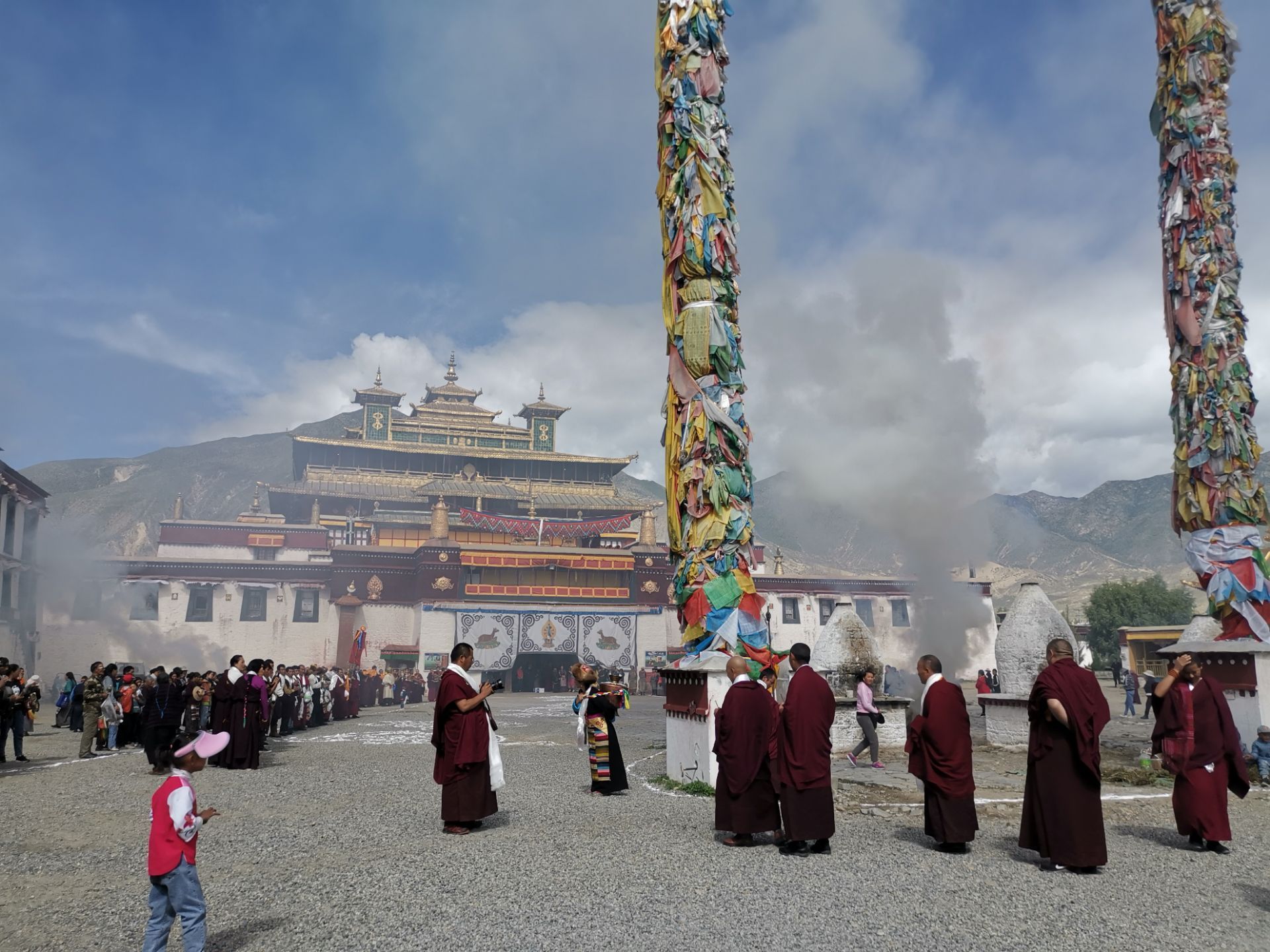 听说桑耶寺是第一任藏王主持建造的,历史久远,里面菩萨众多,我不太