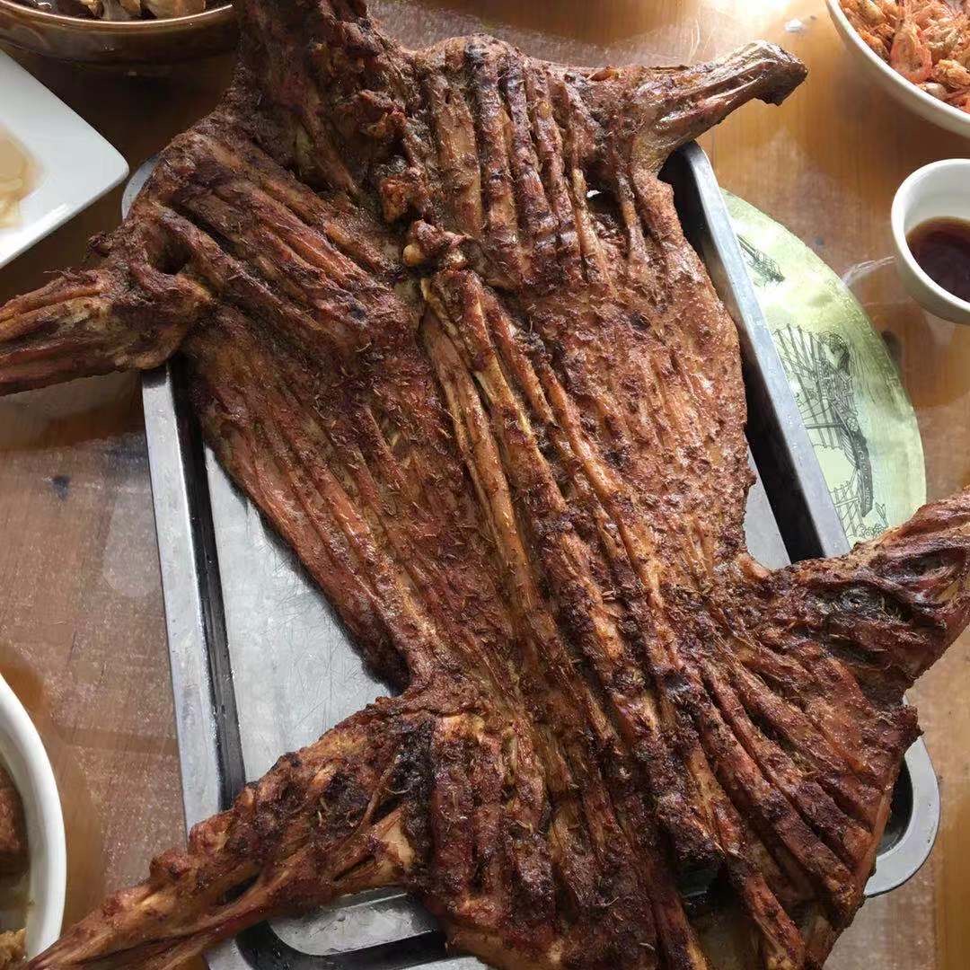 岭上人家岭峰古楼烤全羊