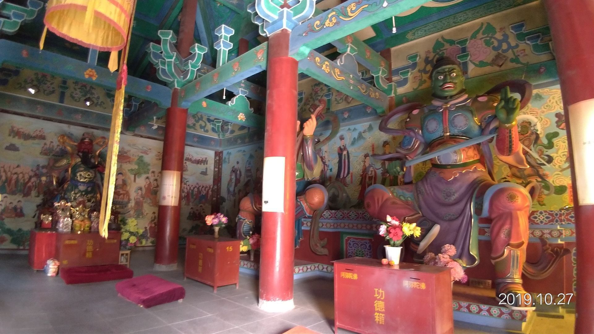 大法幢寺特殊的佛塔值得一看,坐公交车一路到北郊公园后,得用走的,被