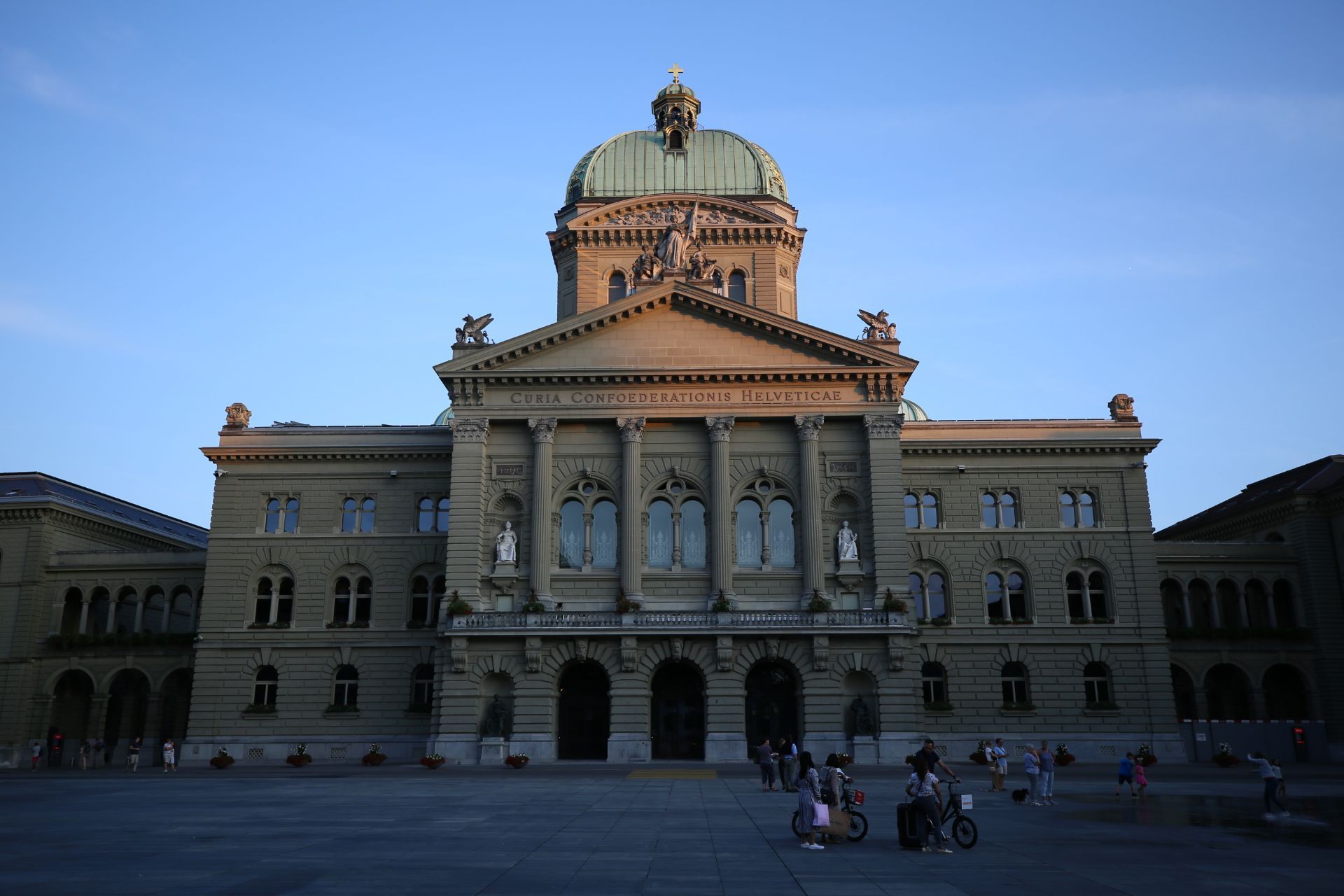 走到瑞士联邦国会大厦的时候已经很晚了,喜欢其绿色的穹顶