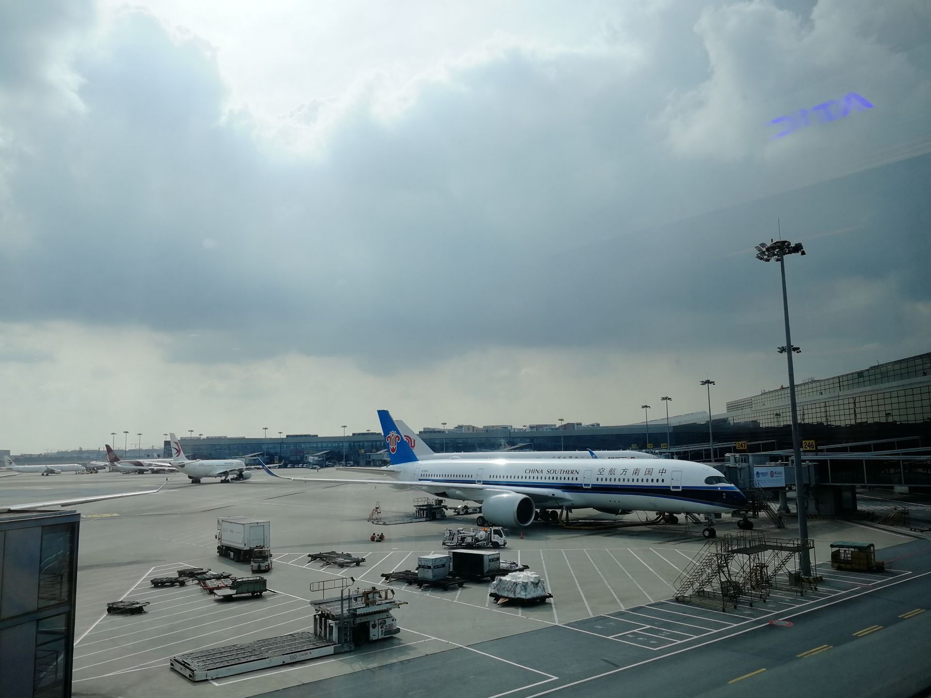 【上海浦东国际机场摄影图片】上海浦东机场出发大厅纪实摄影_——徐