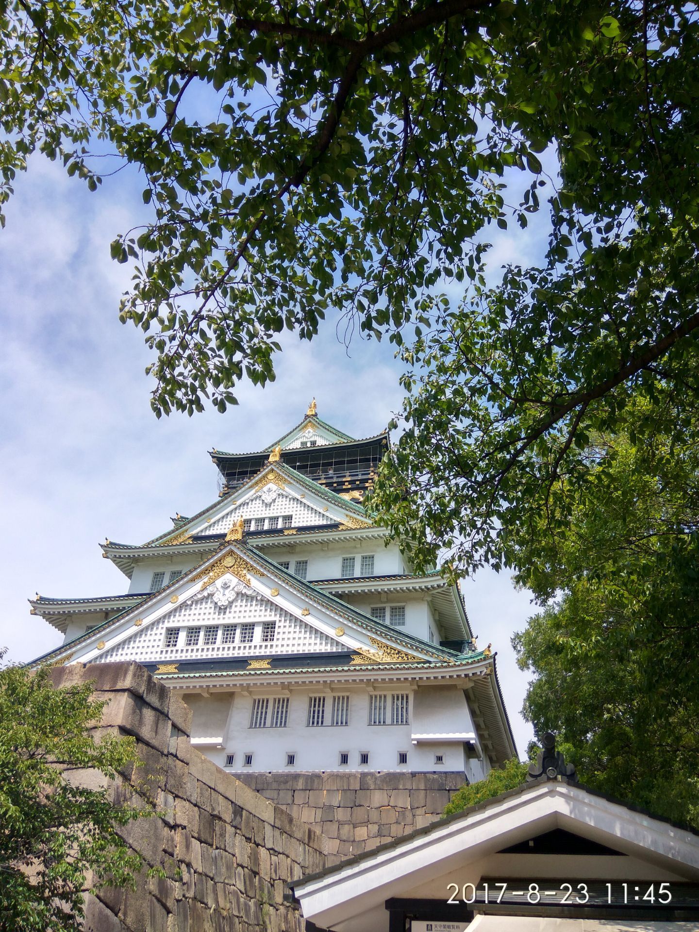 天守阁在大阪城公园内部,是大阪市的地标性建筑.