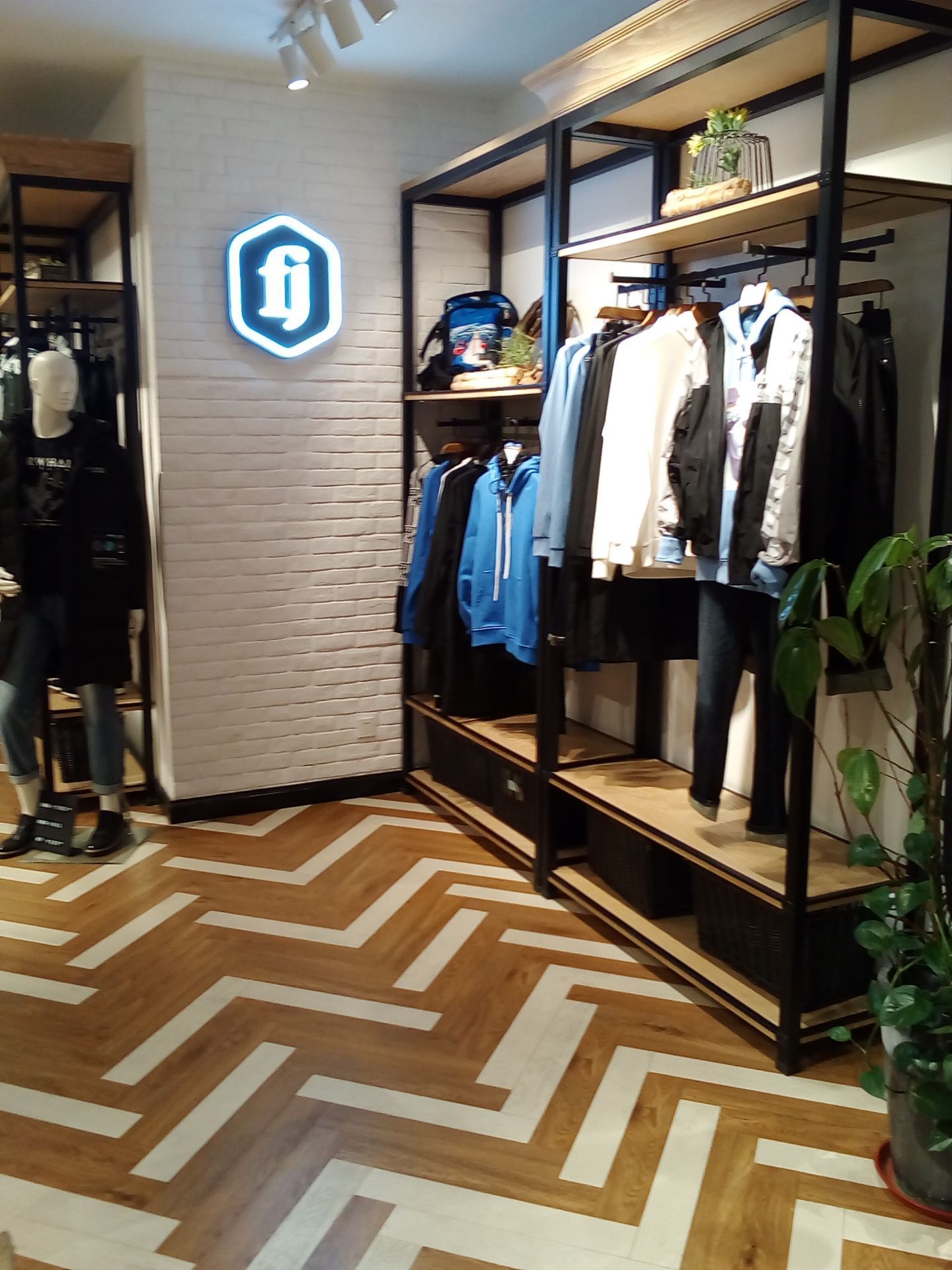 【环境】门店规模较大,装饰新潮美观,环境舒适整洁
【服务】店员