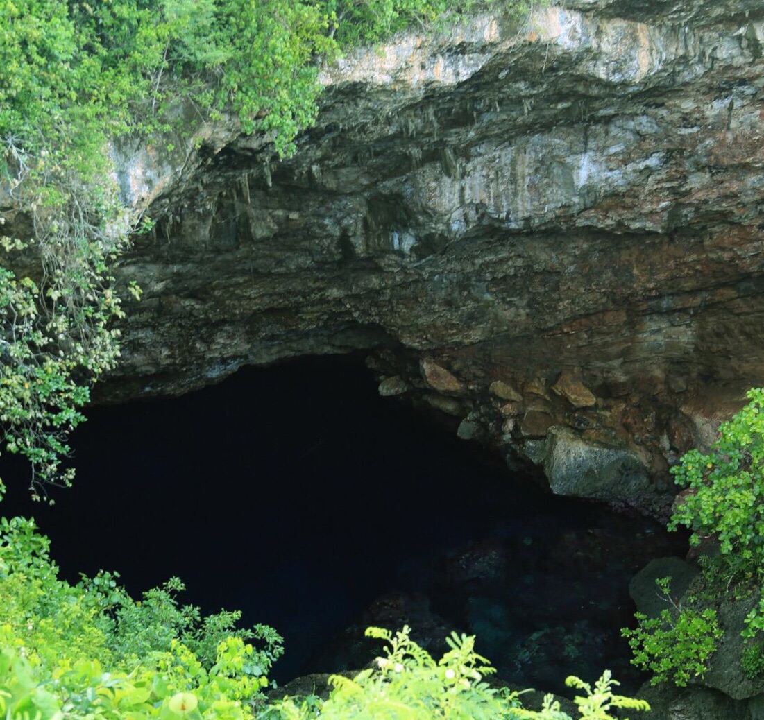 【携程攻略】塞班岛蓝洞景点,蓝洞最神奇之处，就是石灰岩经过海水长期侵蚀、崩塌，形成一个深洞