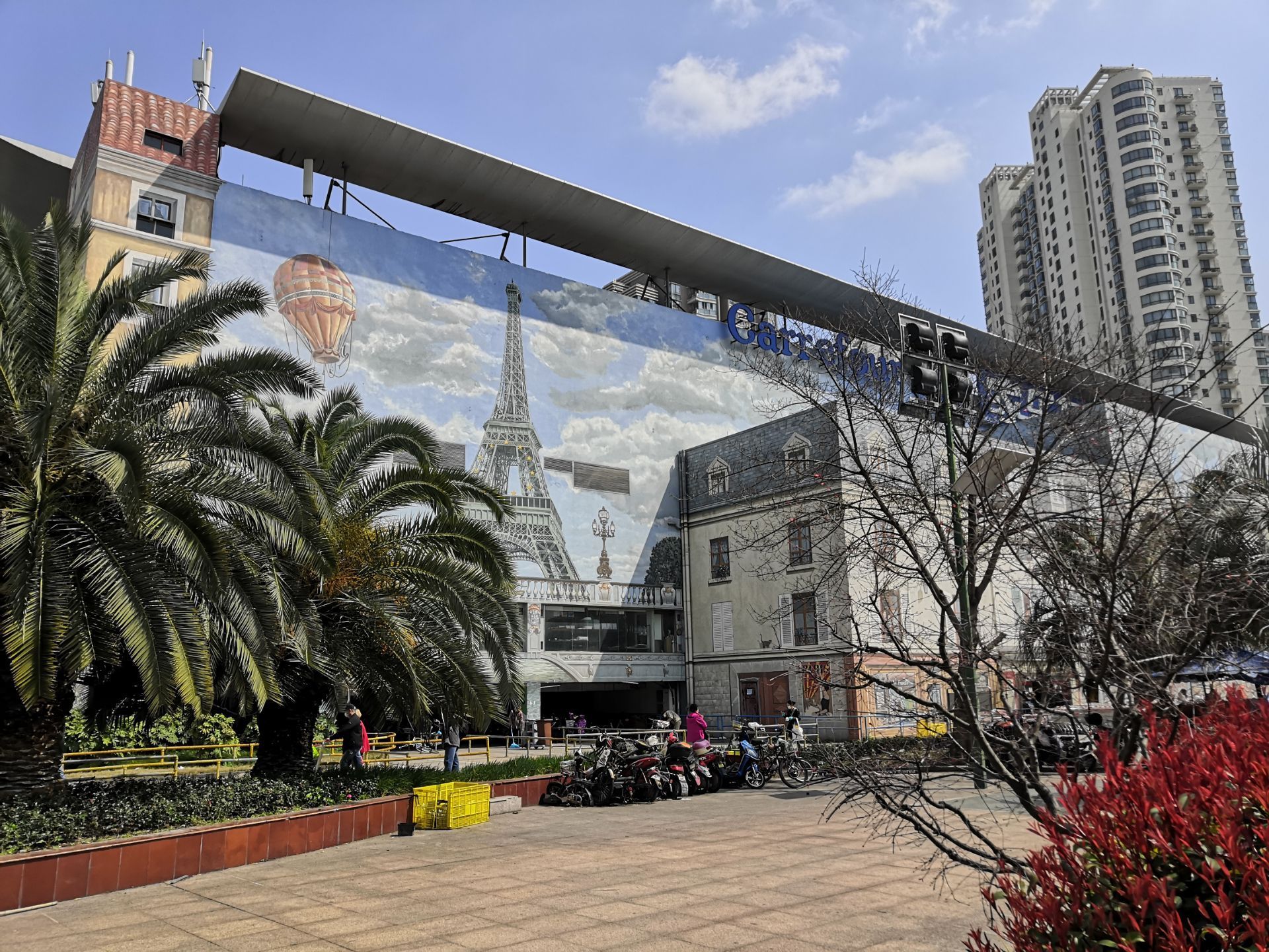 武宁路家乐福的壁画堪称上海一绝,在其他地方没有看到过这么精致宏大