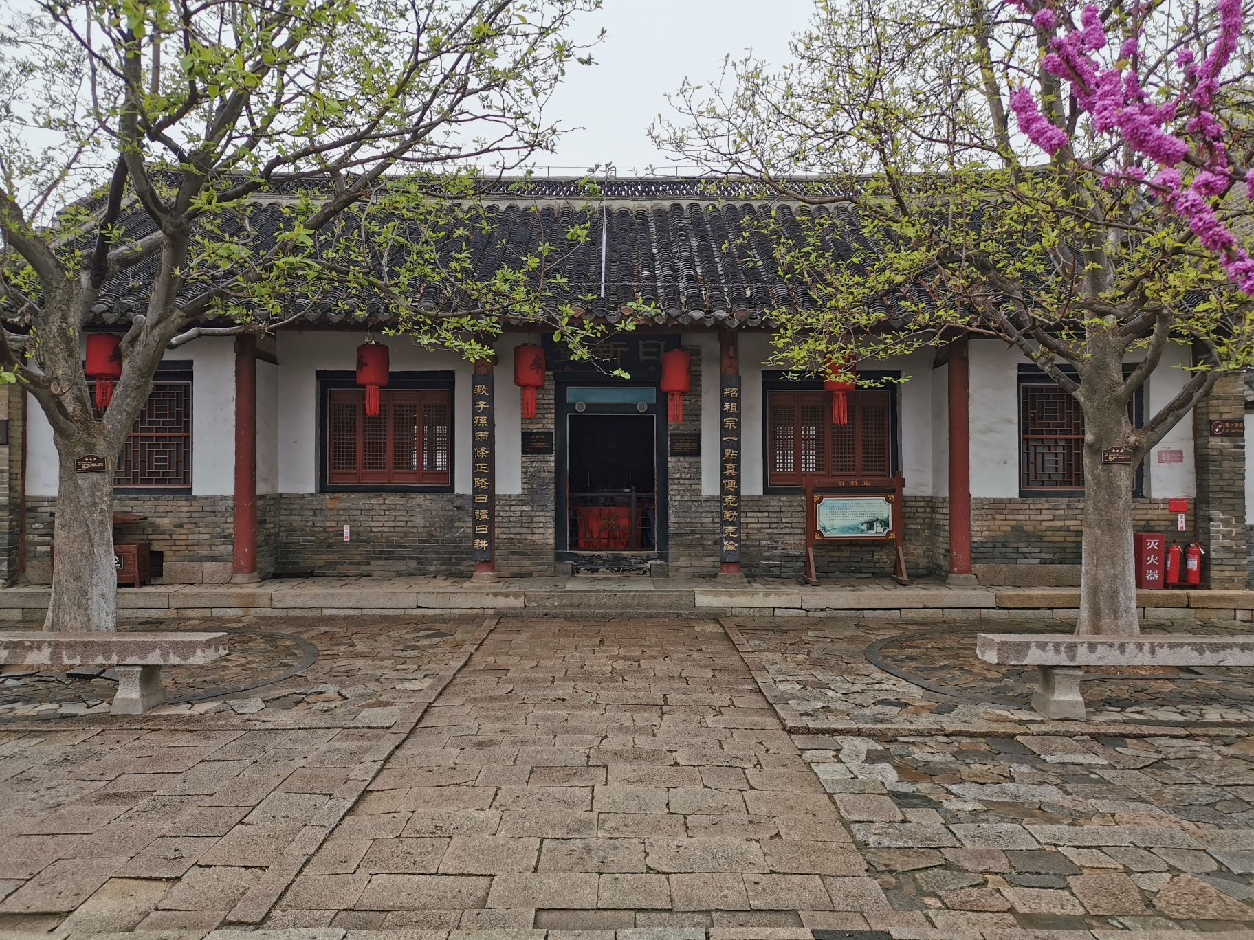 春雨的洗礼过后的牟氏庄园显得分外美丽散发出阵阵清香的丁香花紫藤花