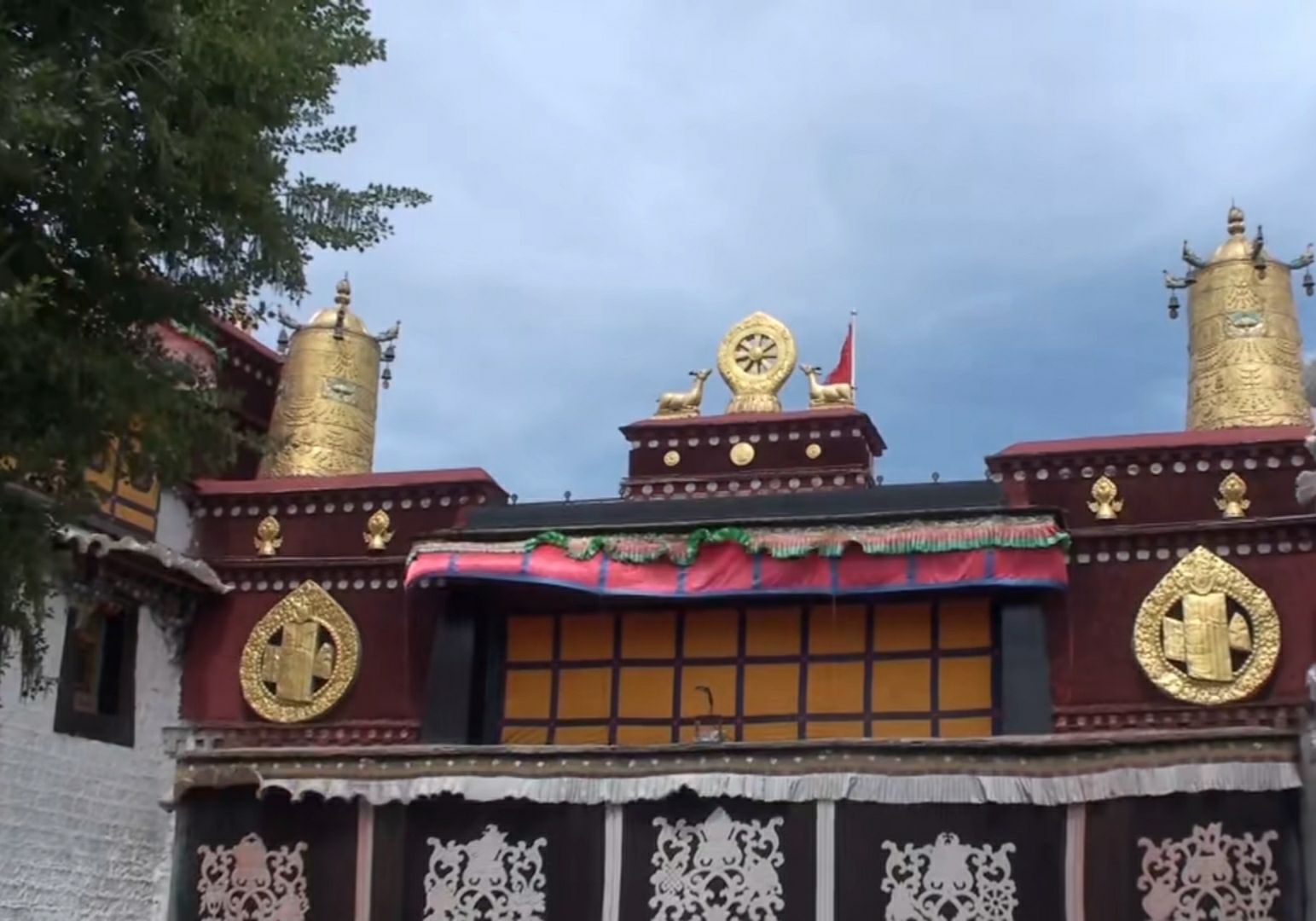 【携程攻略】拉萨强巴拉康景点,在大昭寺附近的八廓街走一段,就到了强