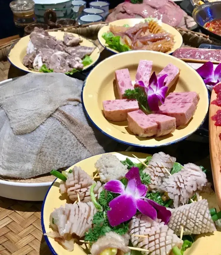 菜品真的用心而有花样,关键是还好吃!环境