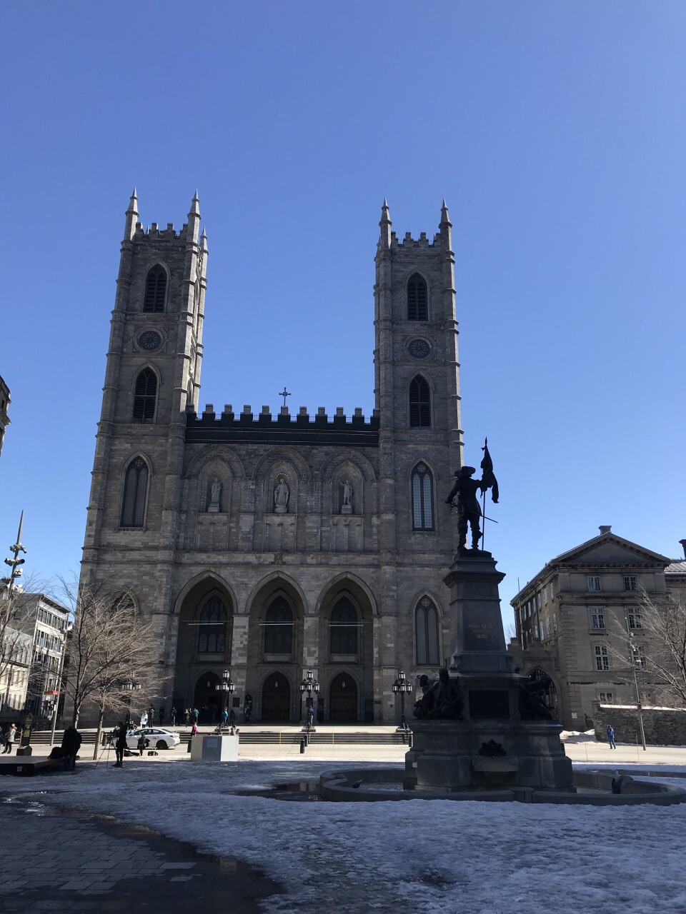 蒙特娄(蒙特利尔)是一个由法国早期开垦的河边城市,圣劳伦斯河贯穿