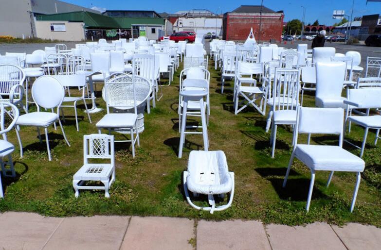 为纪念逝世者的185张白色椅子图片