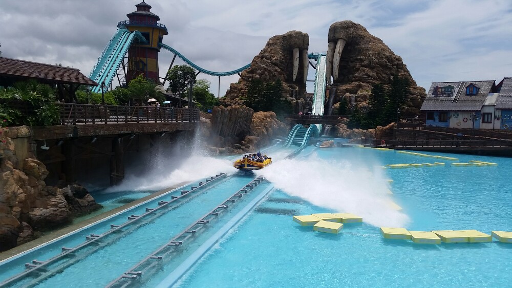 度假区珠海长隆海洋王国景点,迪士尼模式的完美复制,鲸鲨馆里的水族箱