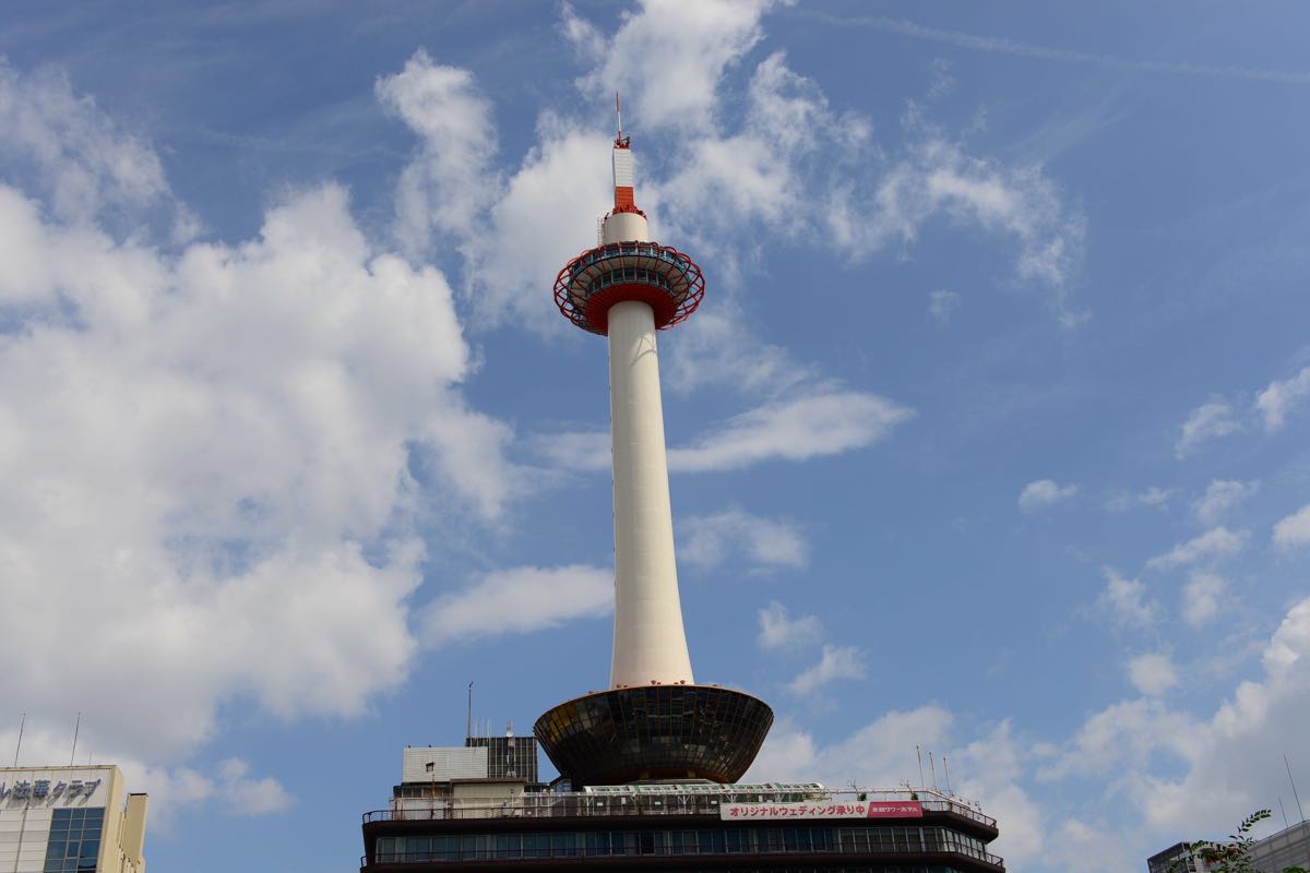 走出京都站,就可以看到京都塔,作为曾经京都的电视塔,今天已谈不上
