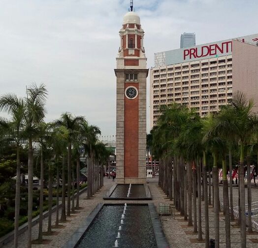 尖沙咀天星码头旁的钟楼,是尖沙咀的地标,也是蒸汽火车时代的标志.