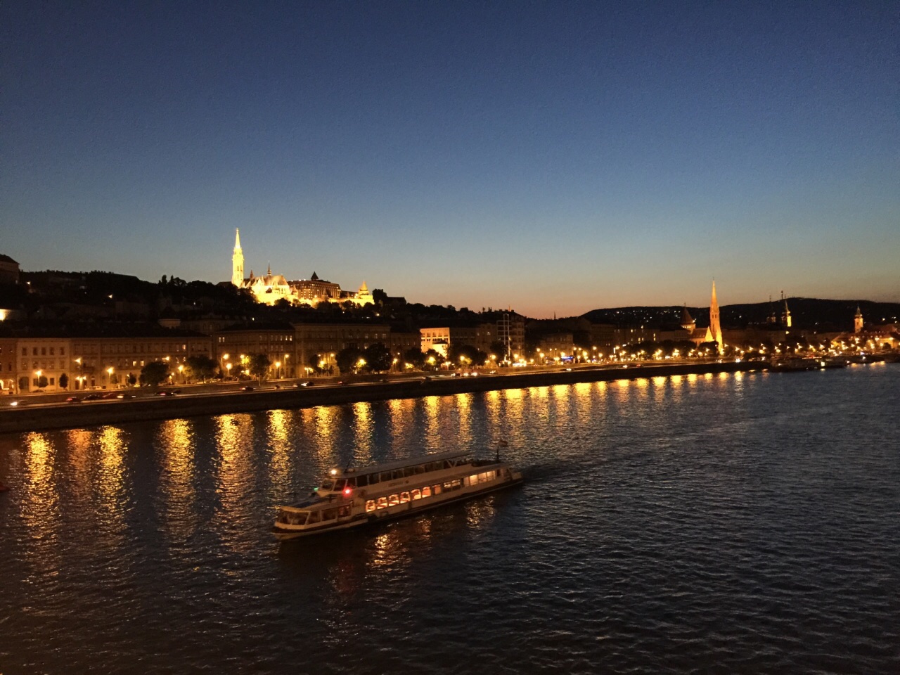 【携程攻略】维也纳多瑙河景点,多瑙河夜景是无法用语言形容的美,尤其