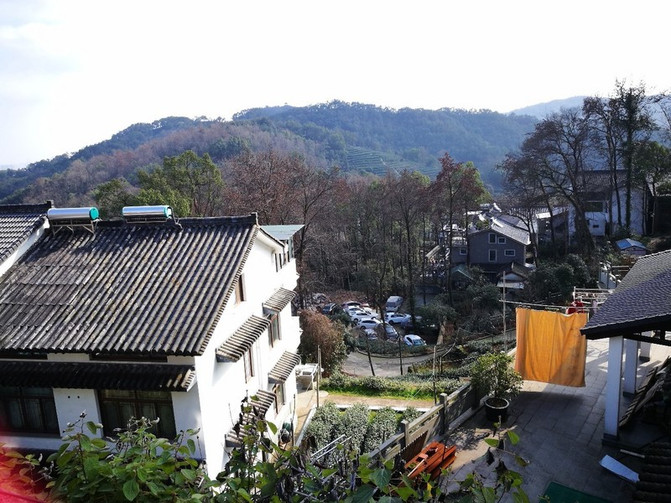 沿著龍井茶葉博物館龍井館,慢慢走上山路,可以到達翁家山,翁家山村裡