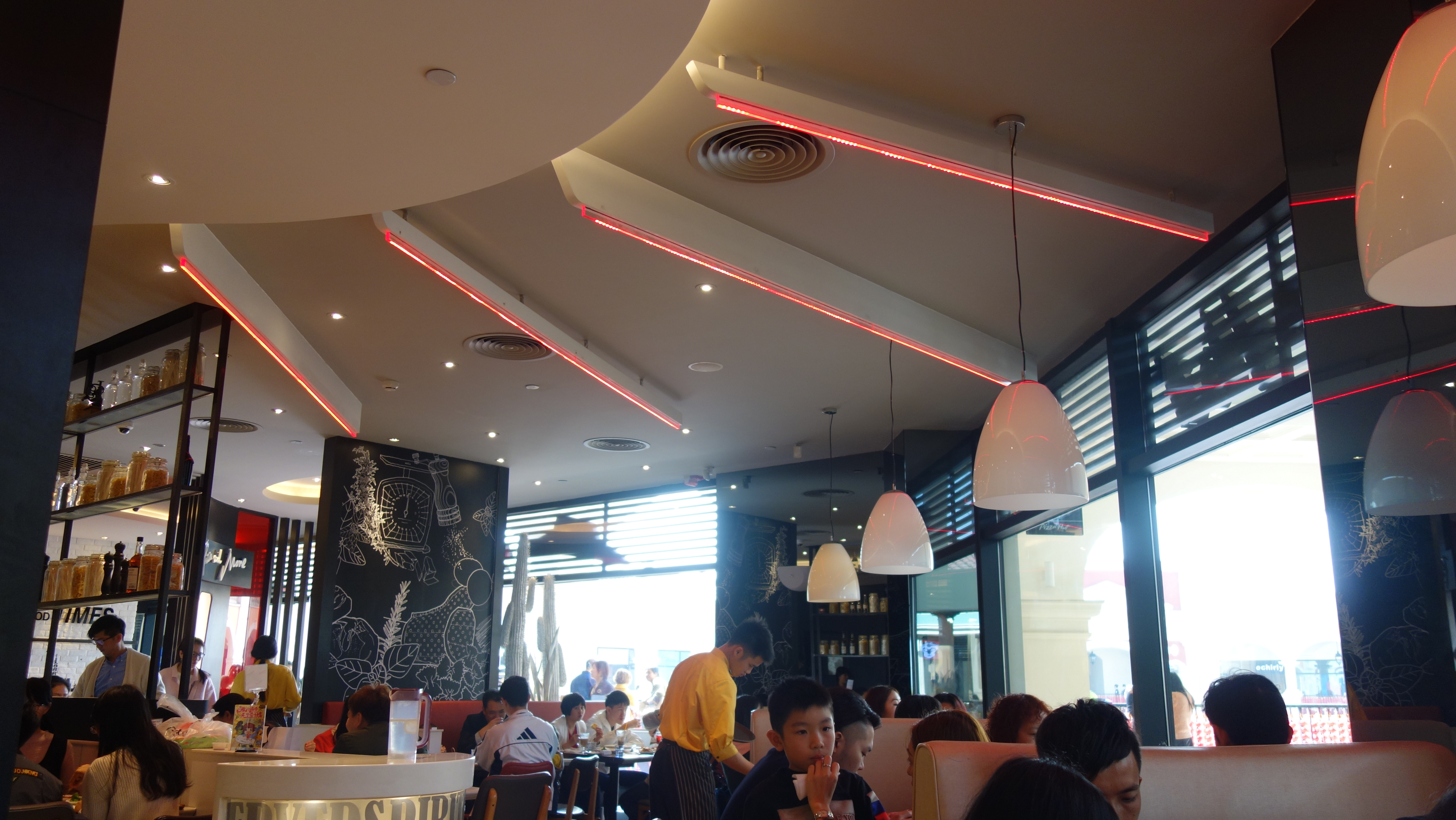 在佛山佛罗伦萨内的一家必胜客因为节假日人很多佛罗伦萨内各家餐饮都