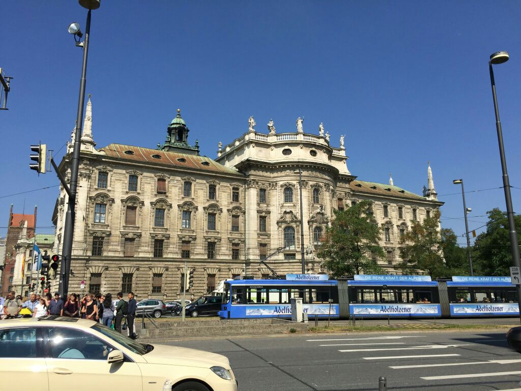 【携程攻略】慕尼黑卡尔广场景点,慕尼黑的卡尔广场是去往中央火车站