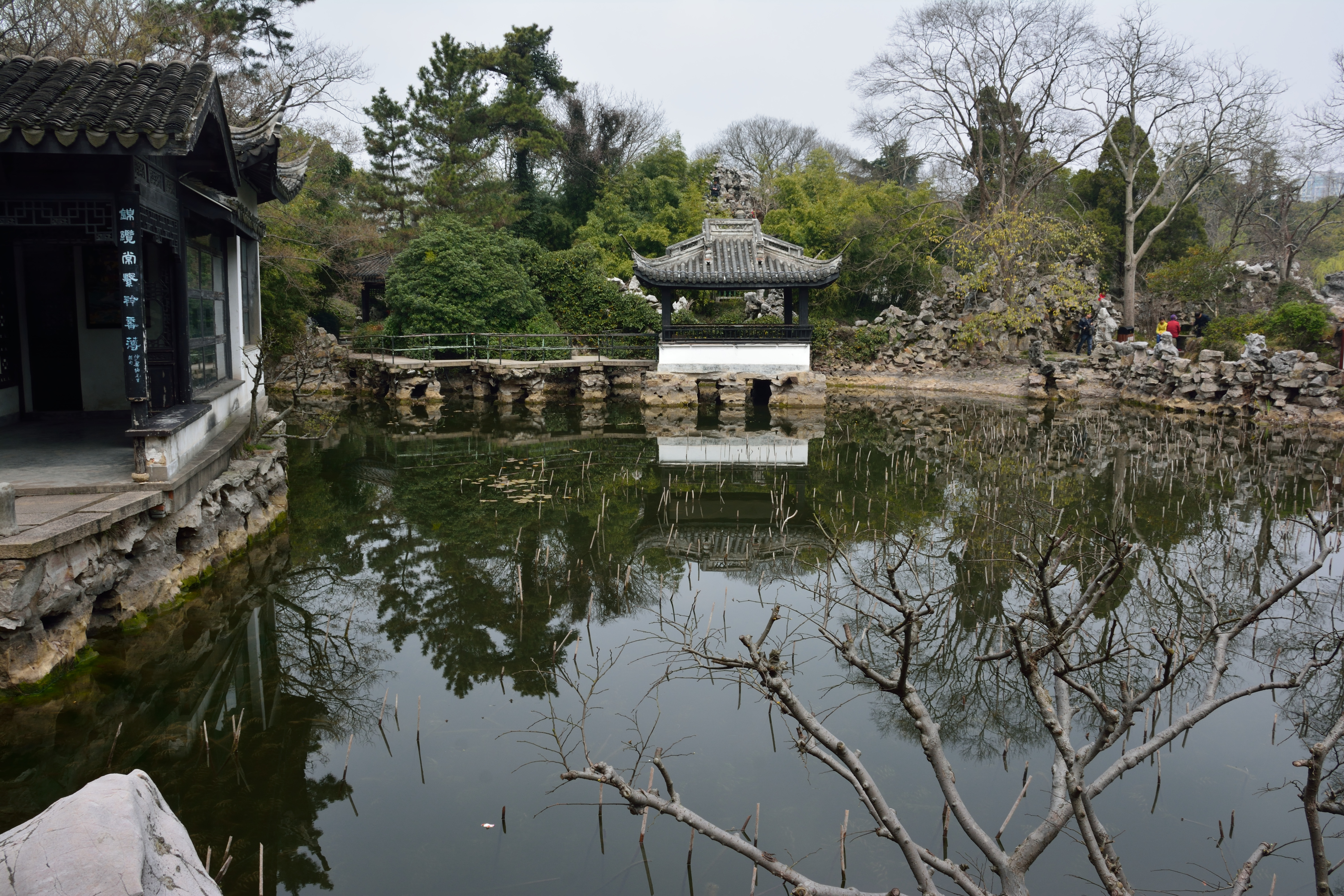 進蠡園大門往左是假山群,可去假山那玩,也可一圈逛出來時再去.