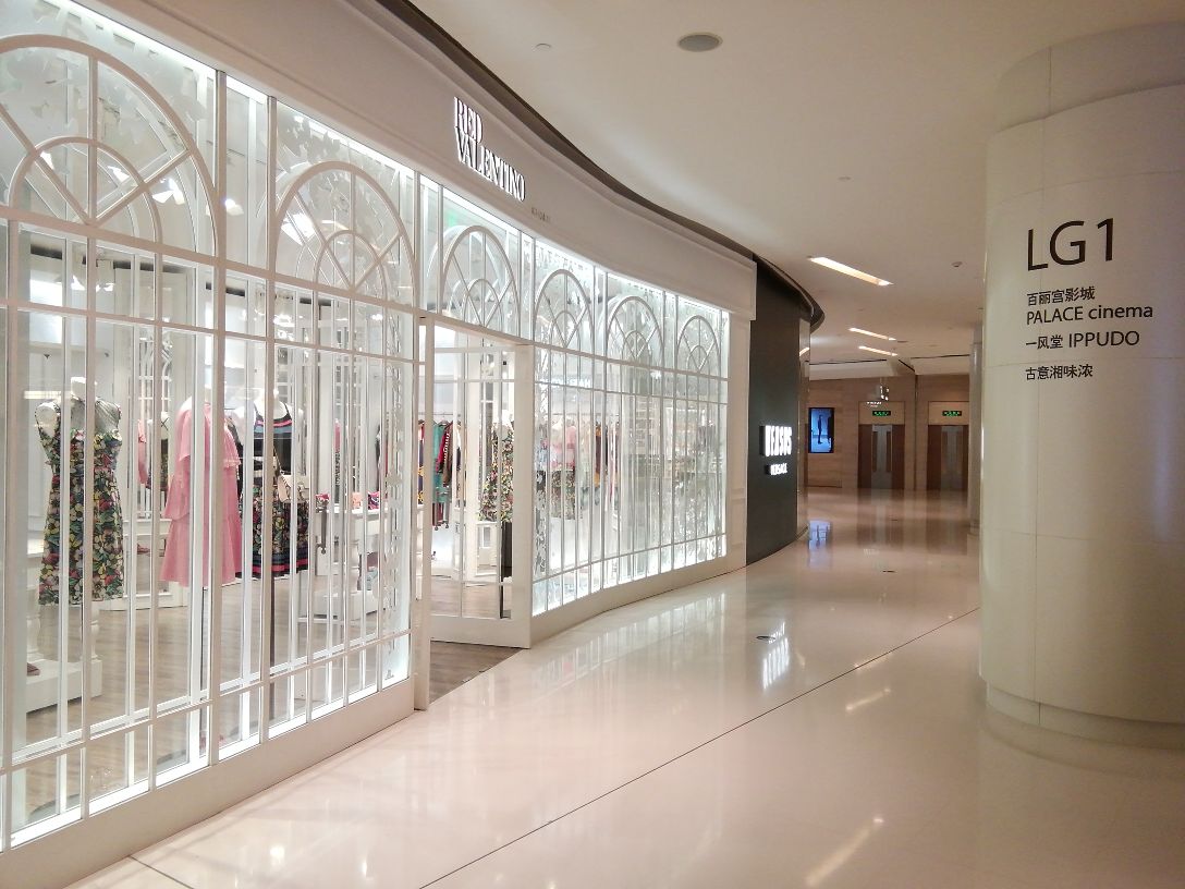 【携程攻略】上海上海国金中心商场购物,环境整洁通道很宽敞,纯粹休闲