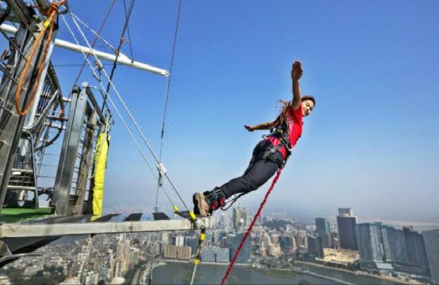 澳门旅游塔笨猪跳(蹦极跳)