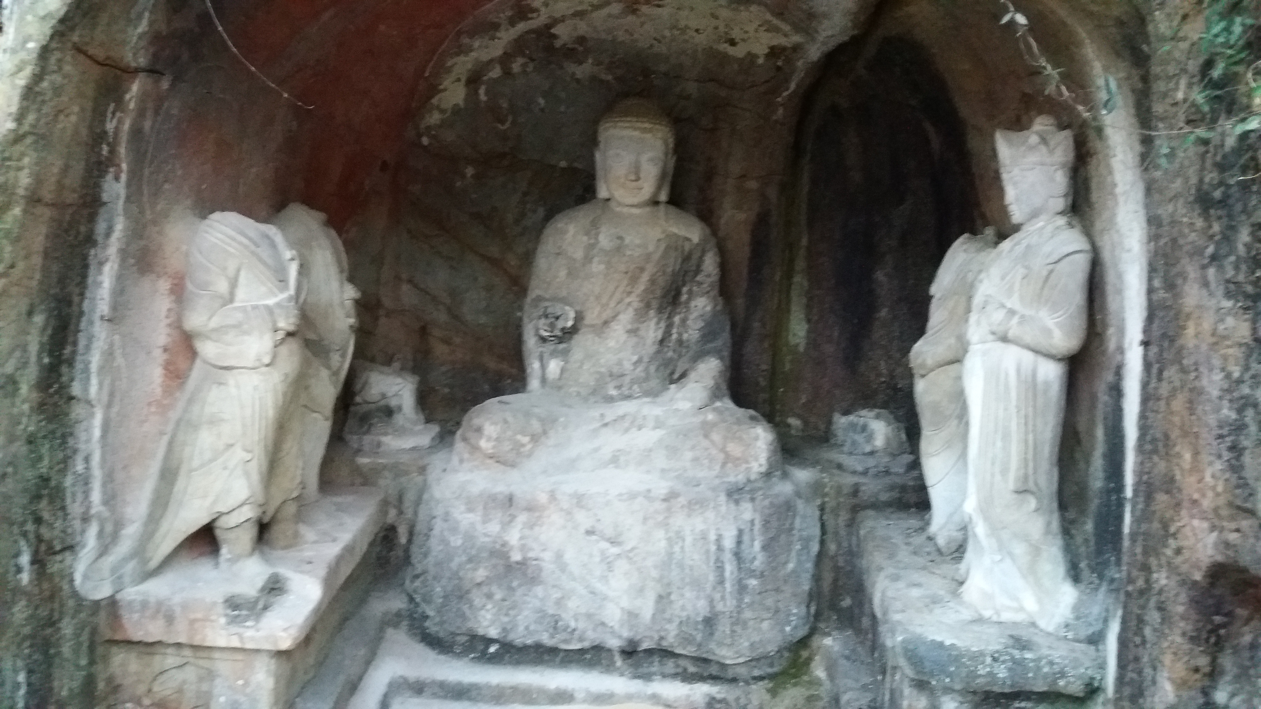 1,千佛岩石窟位于南京栖霞山栖霞寺东北侧山崖上,是从南朝齐永明二年
