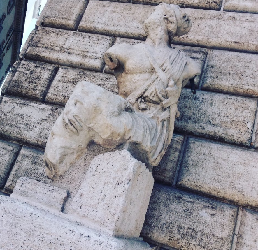 帕斯奎诺市中心有一座从公元前三世纪的雕塑就在这里的雕像,每年四月