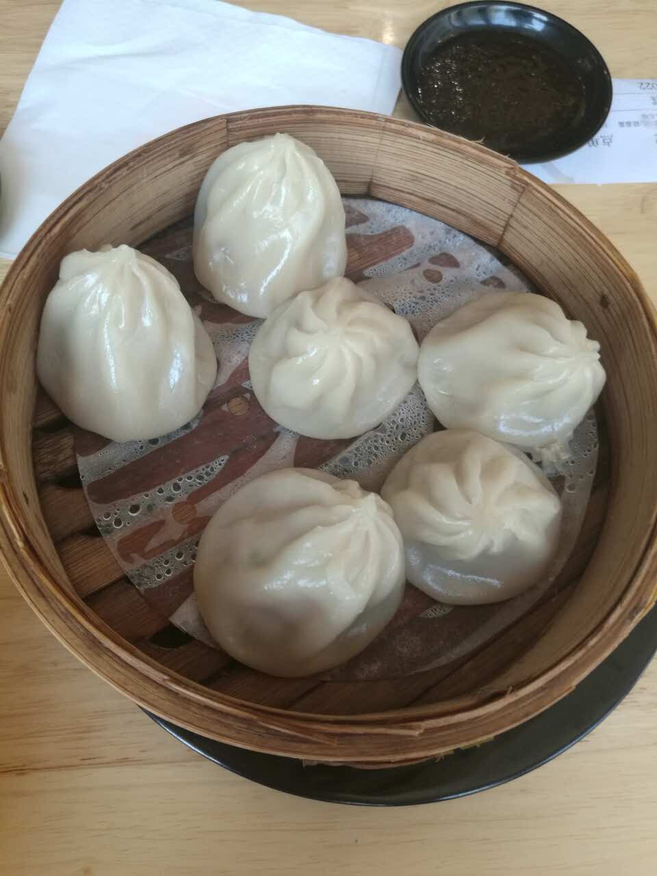 每天早上都来吃早饭,油条,小笼包,春卷,每次都必点