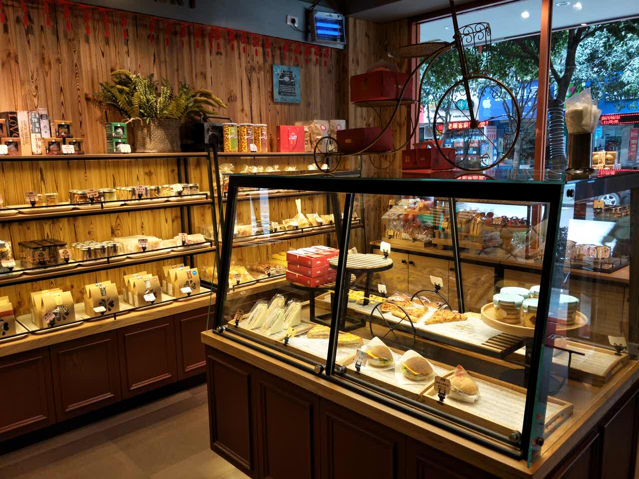 店里的面包很好吃,很新鲜,服务员态度又好,完全赞赞!