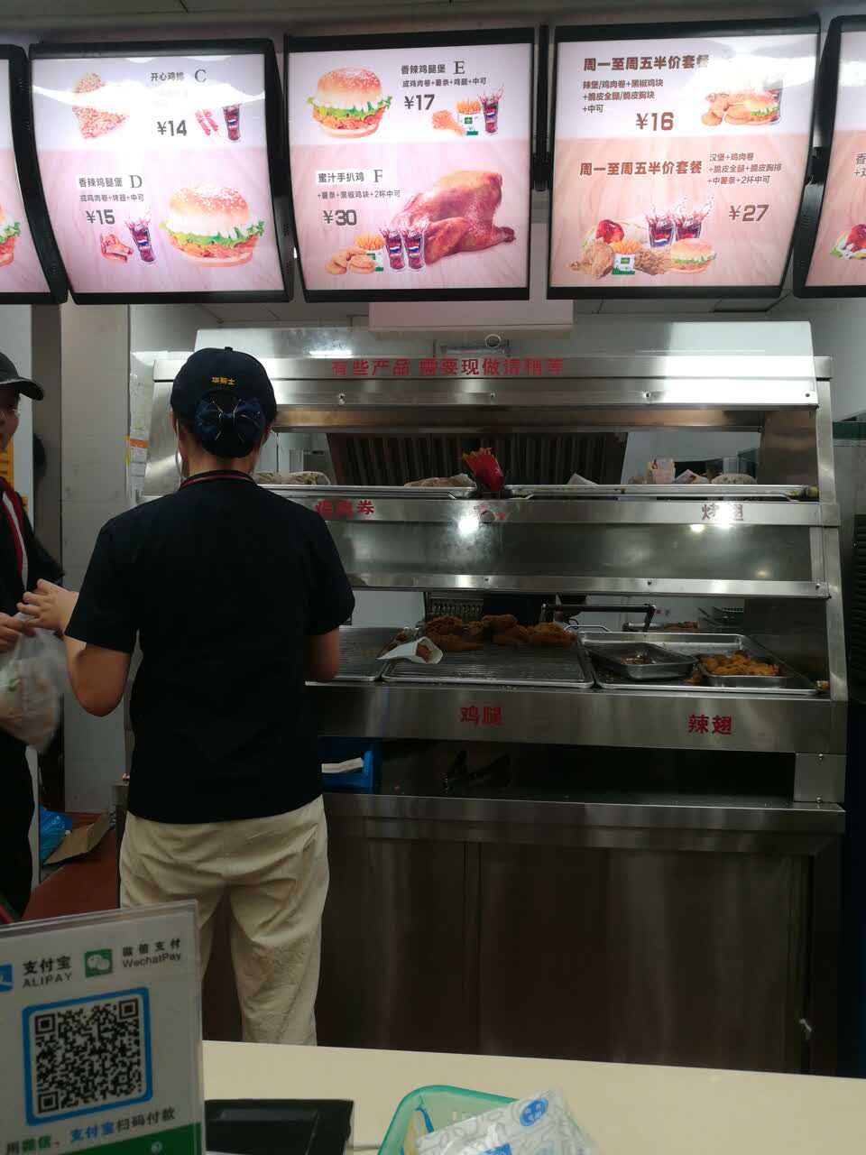 2022华莱士·炸鸡汉堡(瓯北双塔3店)美食餐厅,工作人员态度不错,很