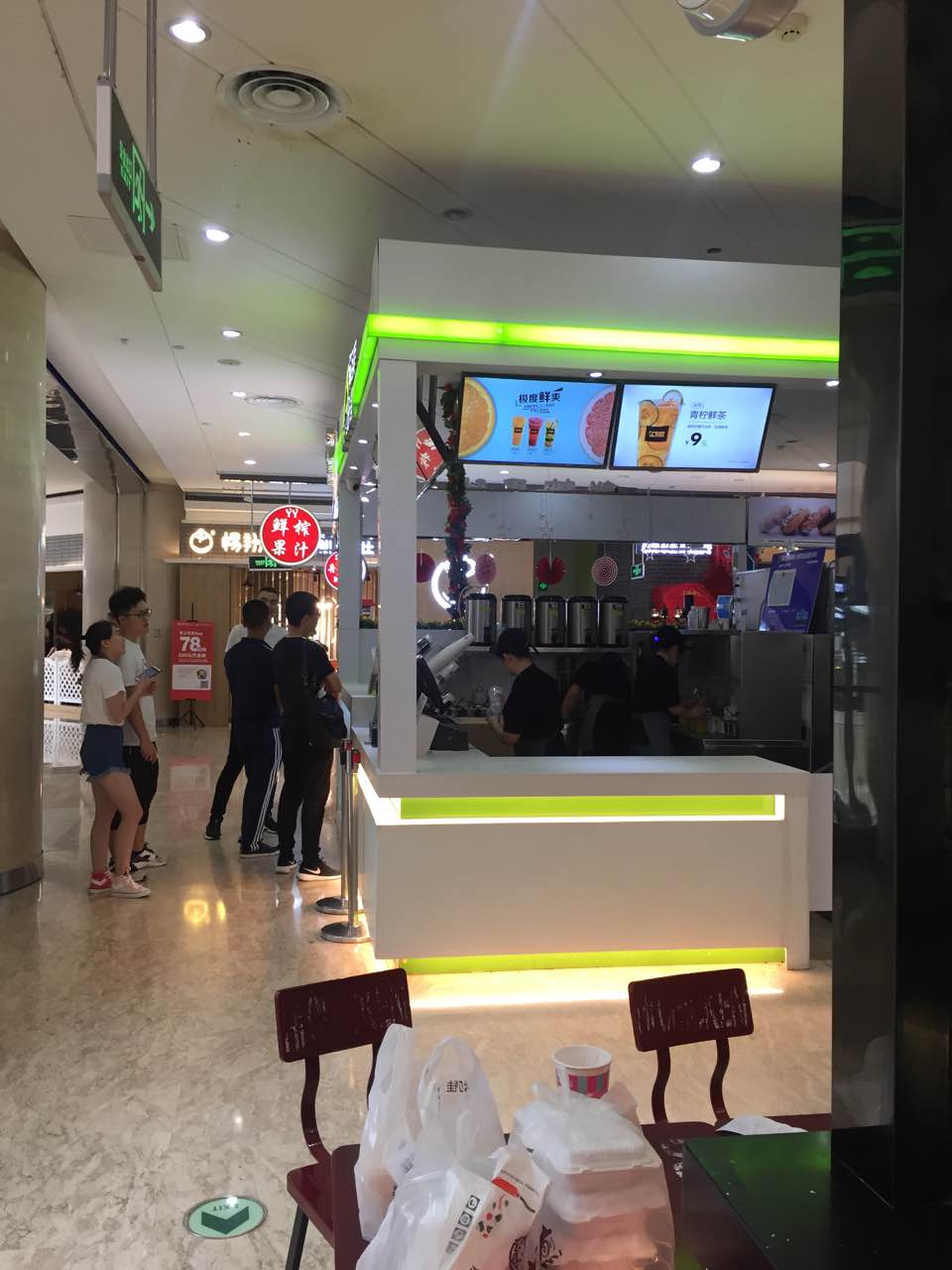 人很多啊,每次都需要等,喜欢奶茶和酷乐鲜柠,棒棒哒