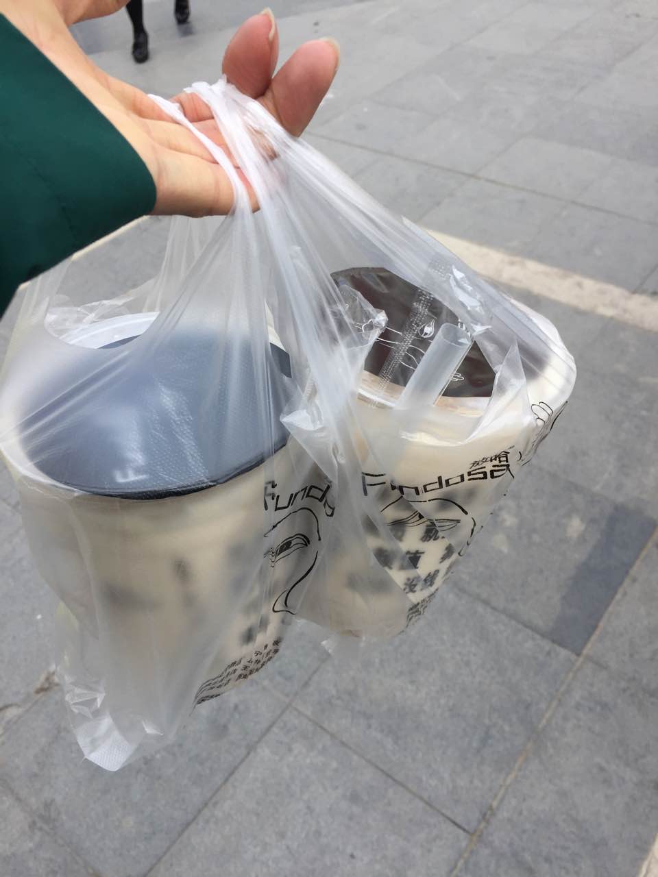 环境好,服务员态度很好,尤其是甜胚子奶茶口味非常好,位置也很好找到