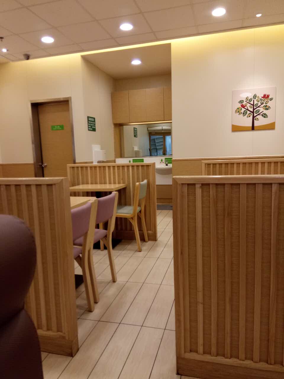 2021德克士(火车站店)美食餐厅,六盘水火车站边德克士服务人.