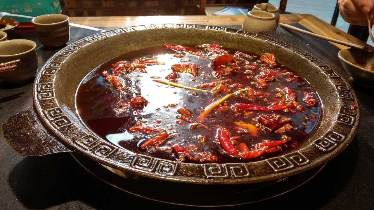 味道一般,锅底很清亮,菜品有的放的久了些不新鲜,服务还算可以,价格偏