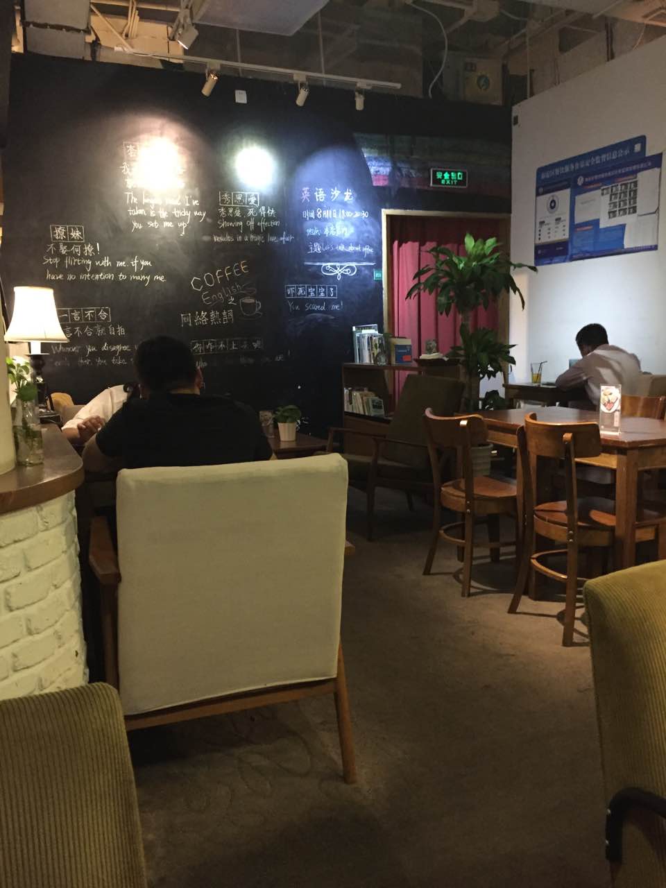 2022雕刻時光咖啡館(歐美匯購物中心店)美食餐廳,等人的時候進去喝的