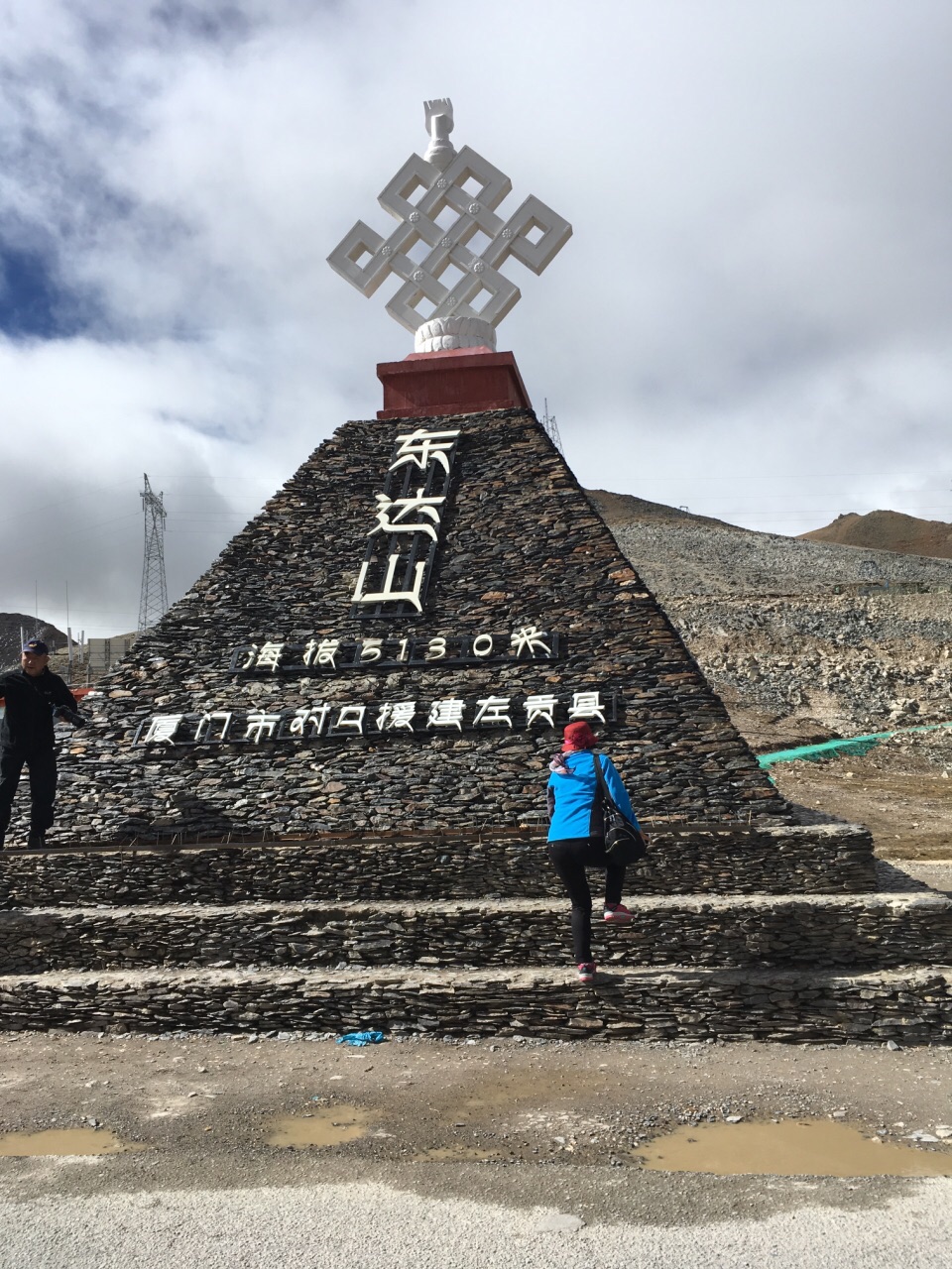川藏线路过东达山口,海拔5130米,是川藏线上的第二高峰,是自驾游值得