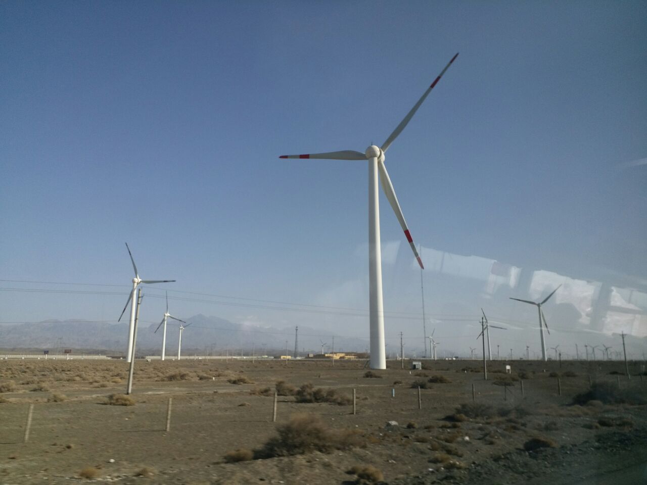 新疆达坂城风力发电站图片