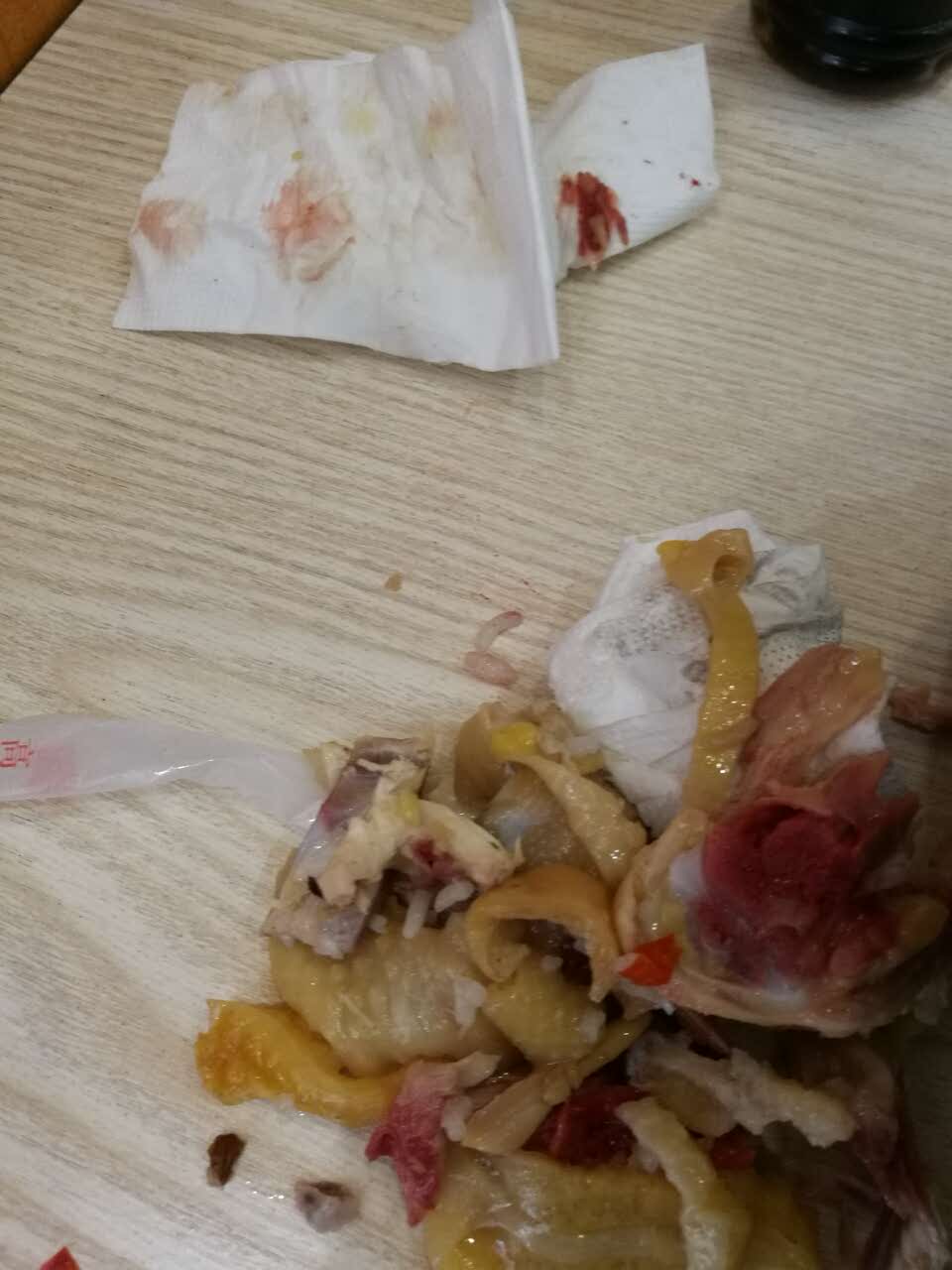 白切鸡吃出一手血!感觉恶心!还跟我说八成 不会再来吃
