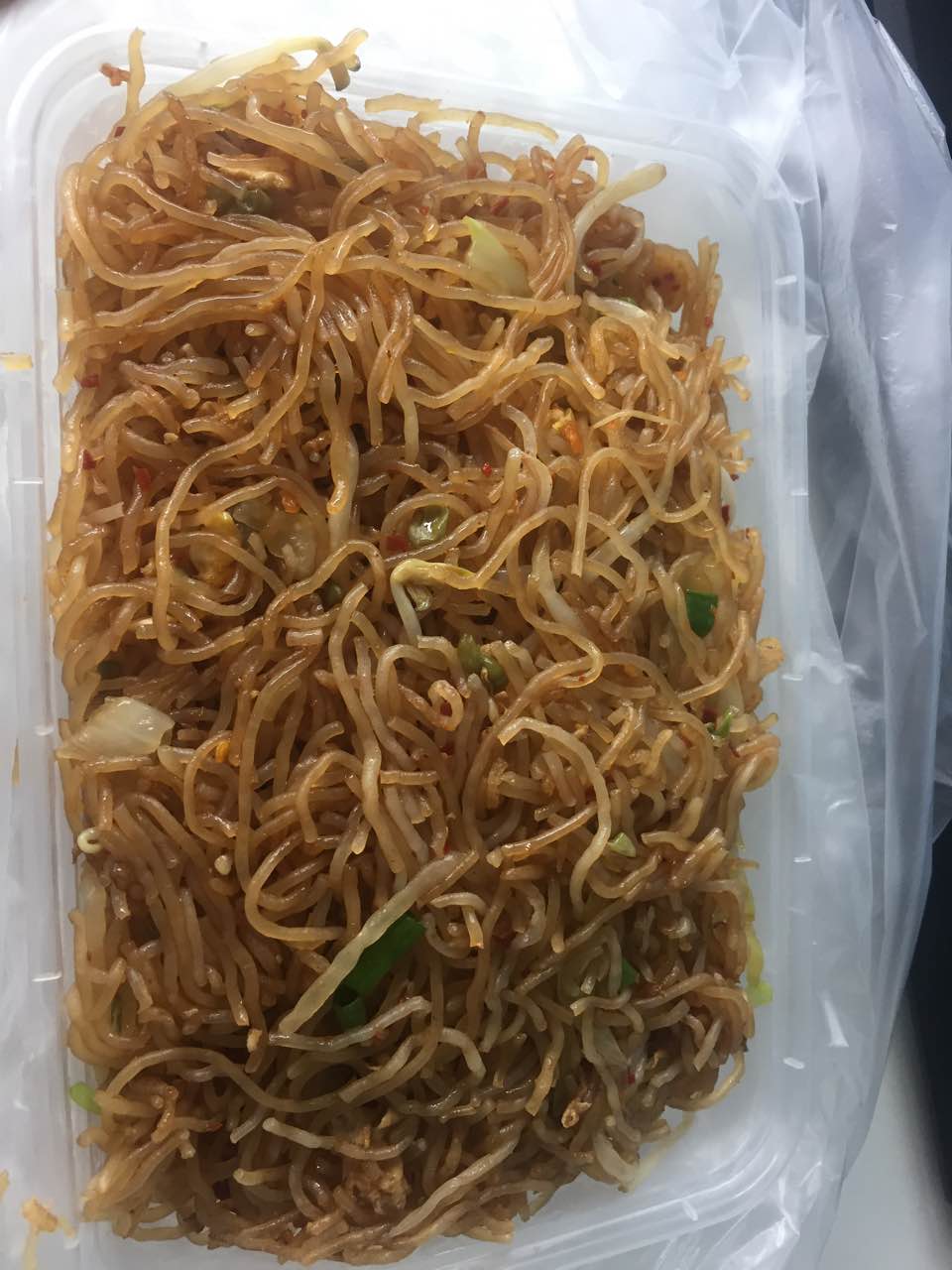 价格还算比较亲民的,一盒炒粉五元,味道还行,微辣,不算太油,服务员