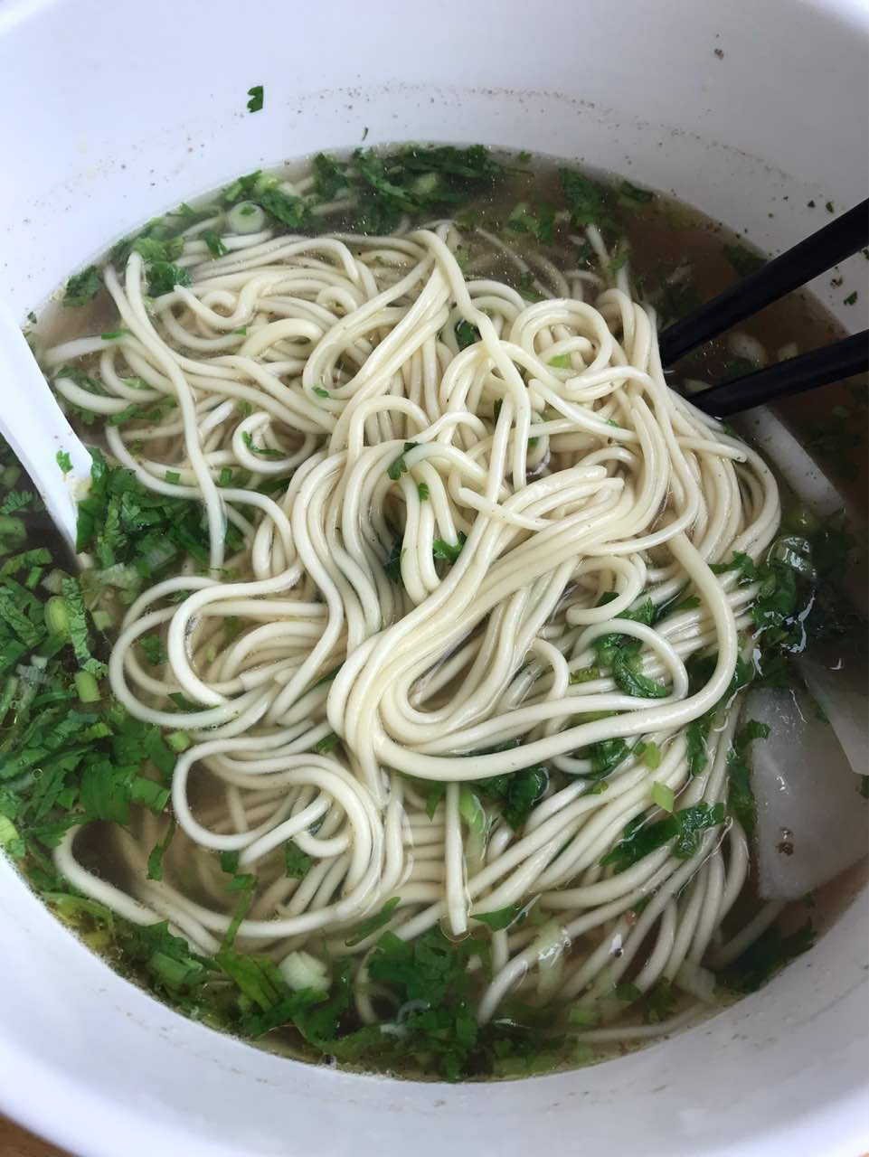 还有一个顾客点了金牌拉面,说里面没有肉,顾客跟老板吵起来了.