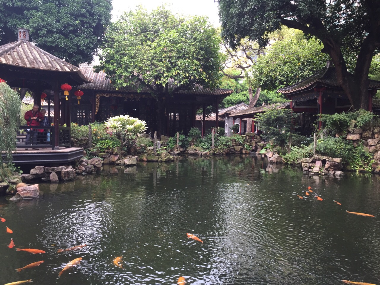 广东岭南的园林风格,房屋通透,环水而居,有一点特色.