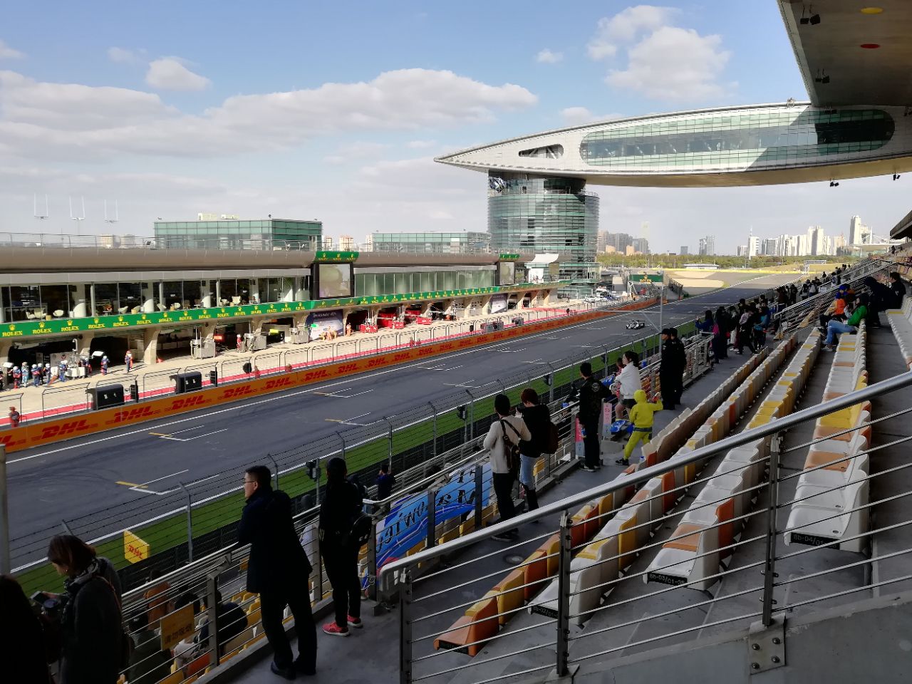 于嘉定区安亭镇东北,从地铁11号线上海赛车场站出来步行几百米就到了