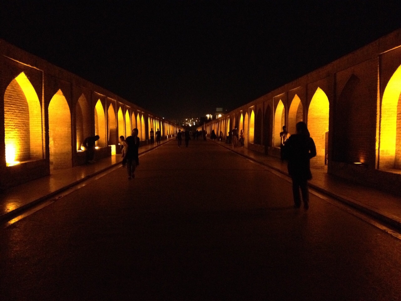 夜晚的三十三孔桥特别迷人,桥洞在灯光的映照下,发出暖暖的黄光.