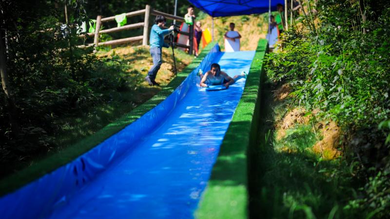 多彩山地滑水