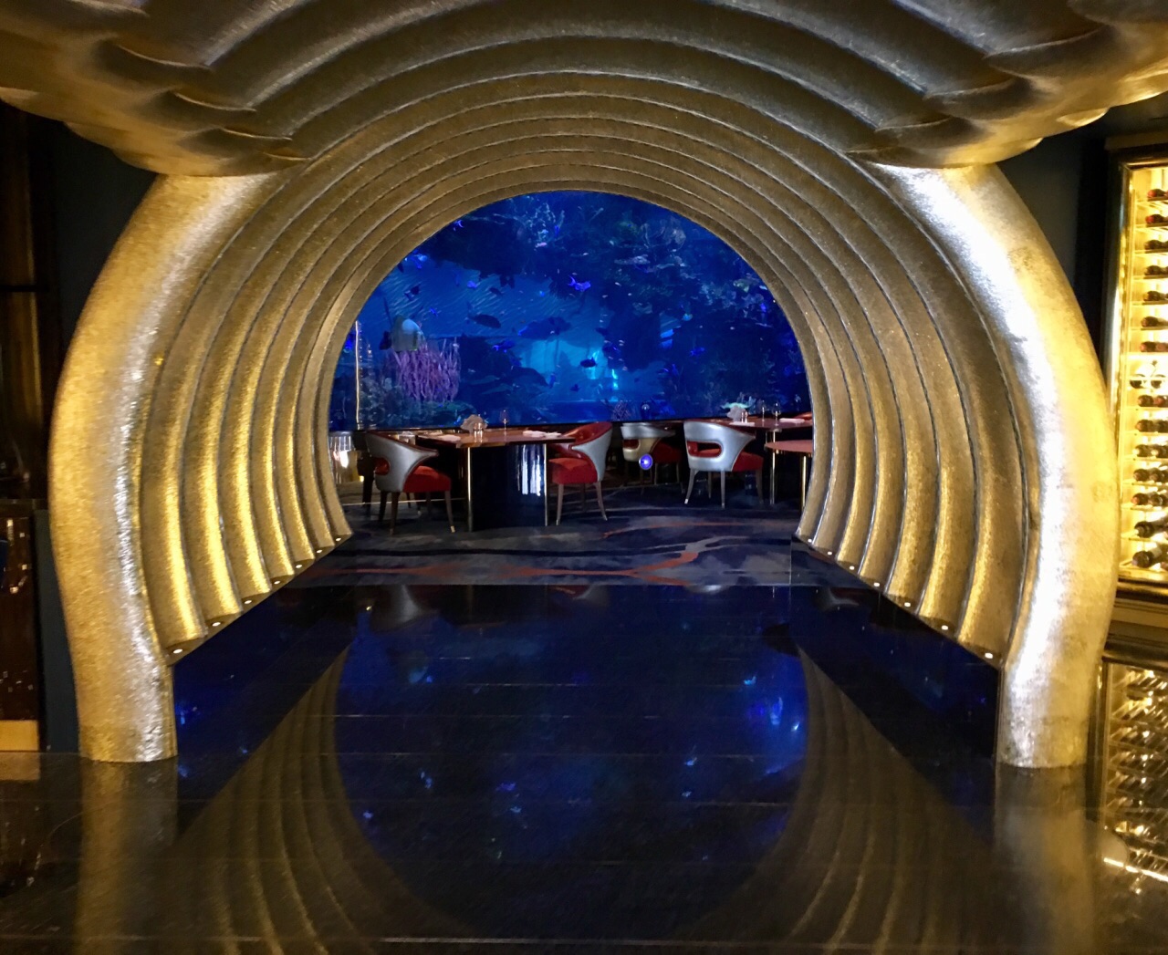 2022迪拜帆船酒店海底餐厅美食餐厅,主要是享受坐在鱼缸边吃饭的...【去哪儿攻略】
