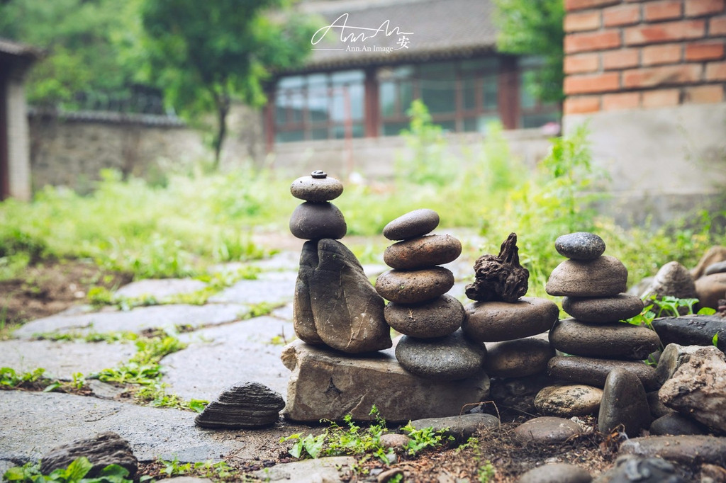 雨中摞起来的小石头