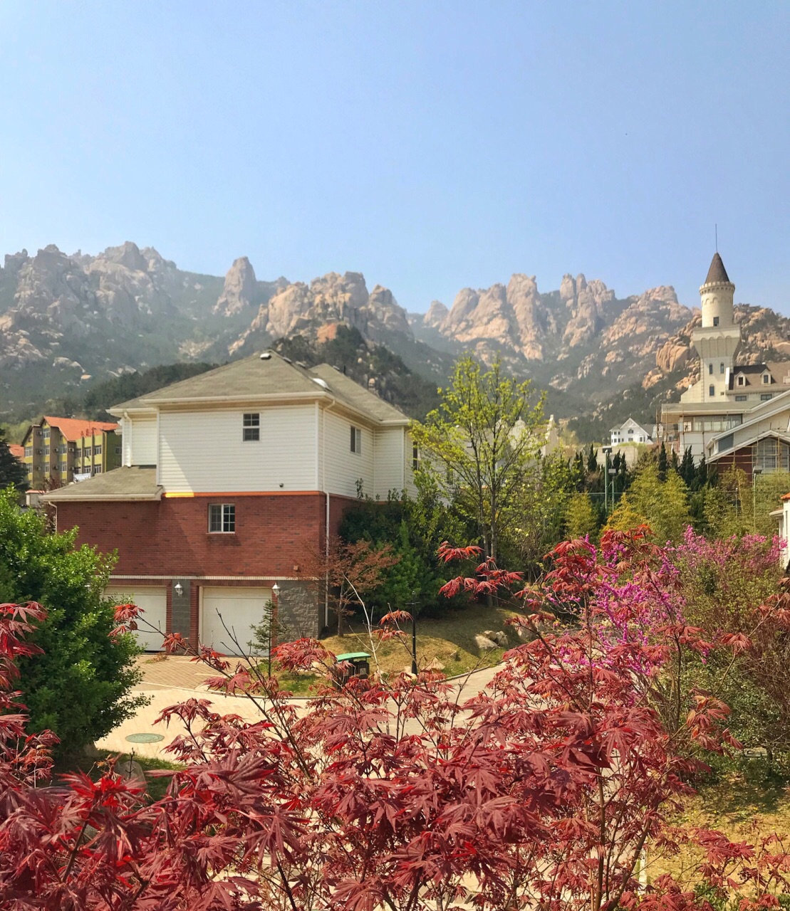 米远靠近二龙山风景区性价比很好尤其是夏日到崂山消暑坐索道爬崂山到