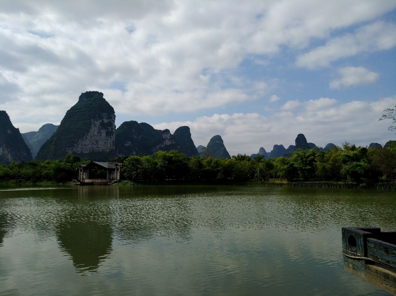 生意兴隆,顾客很多,菜量很足,老板热情周到,老板娘没的说,服务员做菜