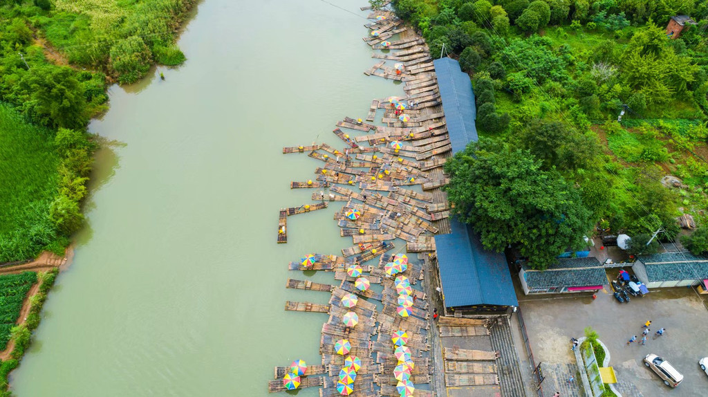 遇龙河是阳朔境内最长的支流，俗称：小漓江。也有人说：到桂林，不游漓江，是一种遗憾，到阳朔，不看遇龙河，更是可惜。来都来了，那肯定要坐竹筏了。