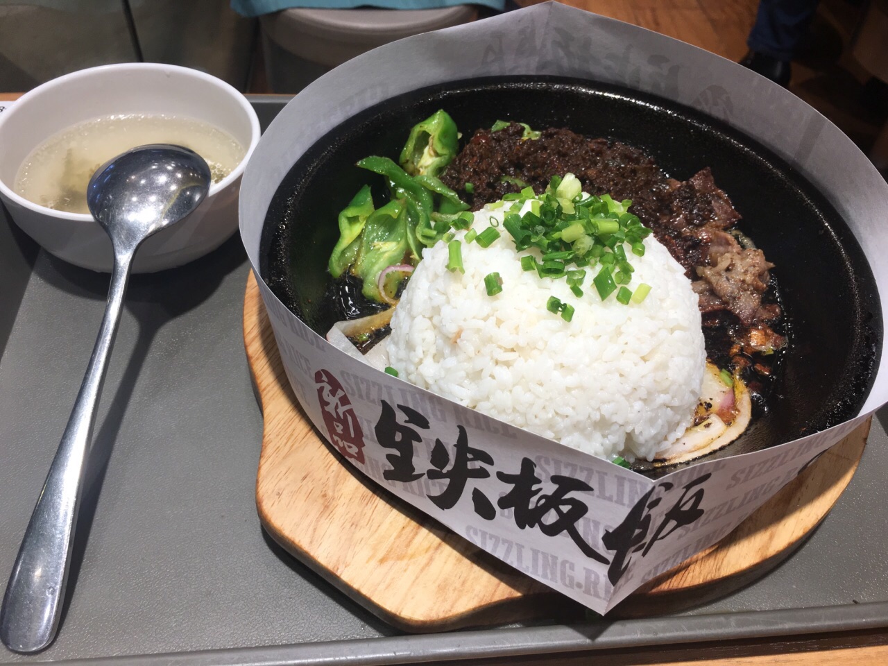 点的五花肉铁板饭,味道不错,只是感觉酱味偏重了点.店面不大,座位紧凑